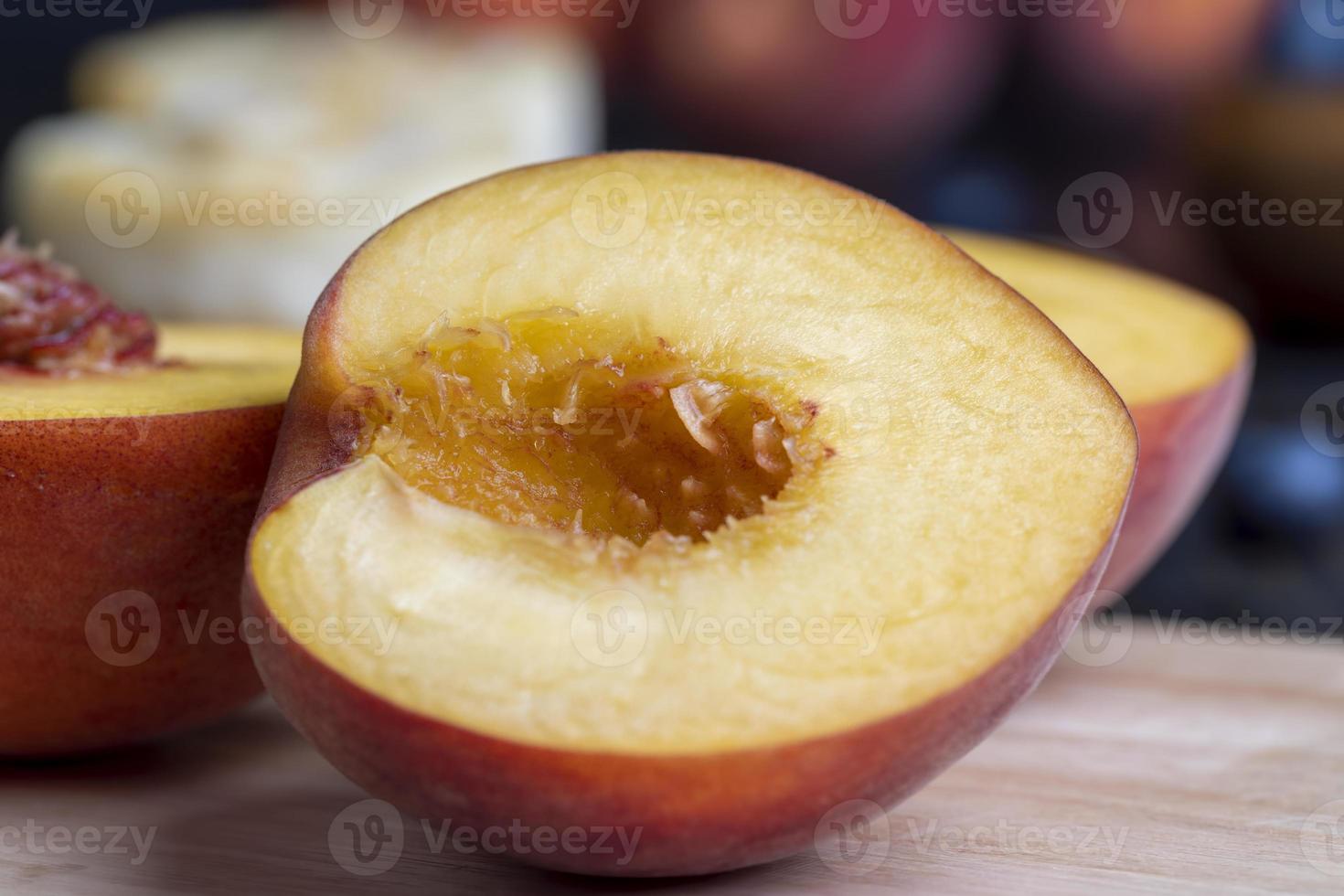 maturo fresco Pesche su un' di legno tavolo foto