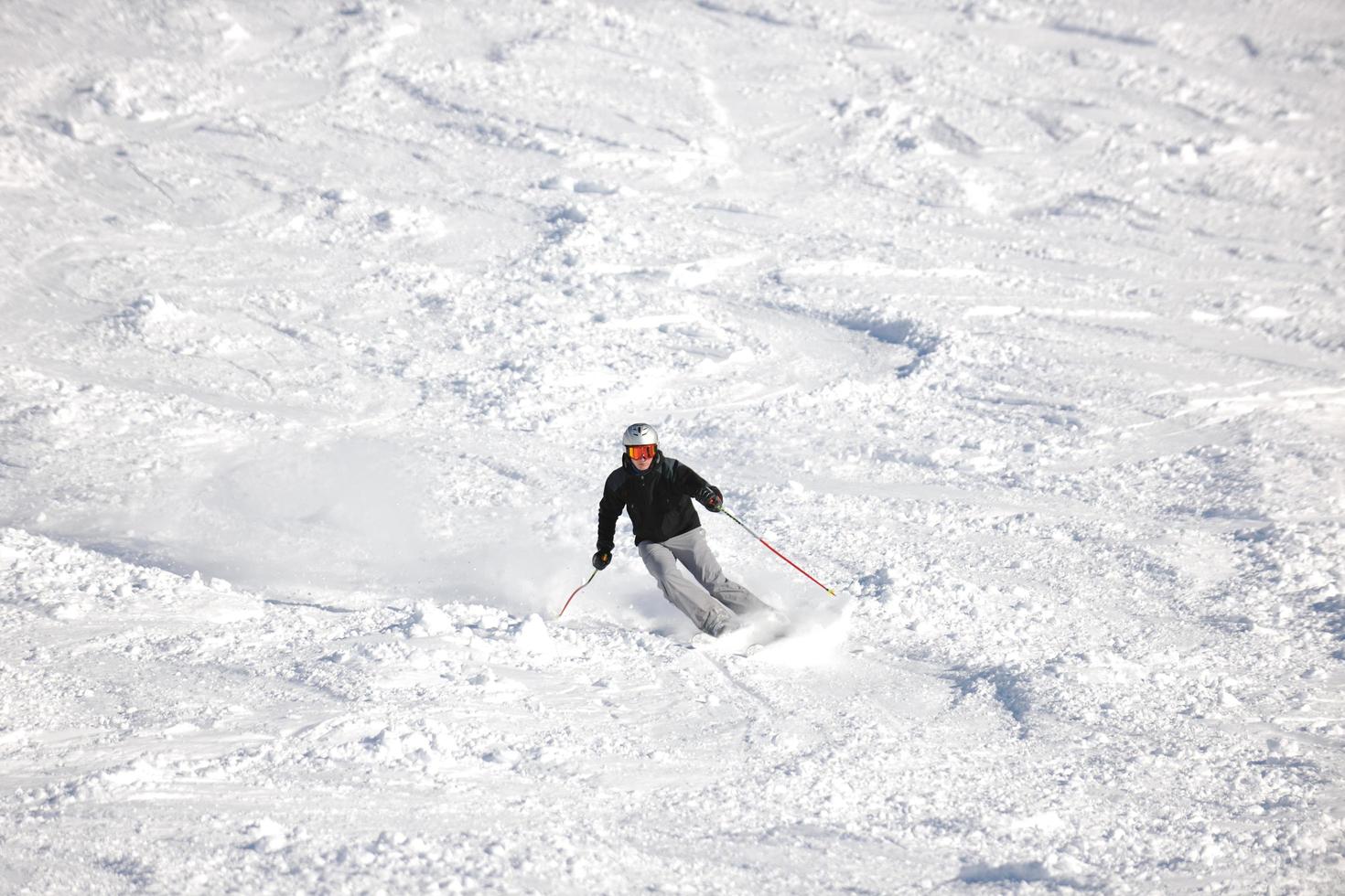 sciare ora nella stagione invernale foto