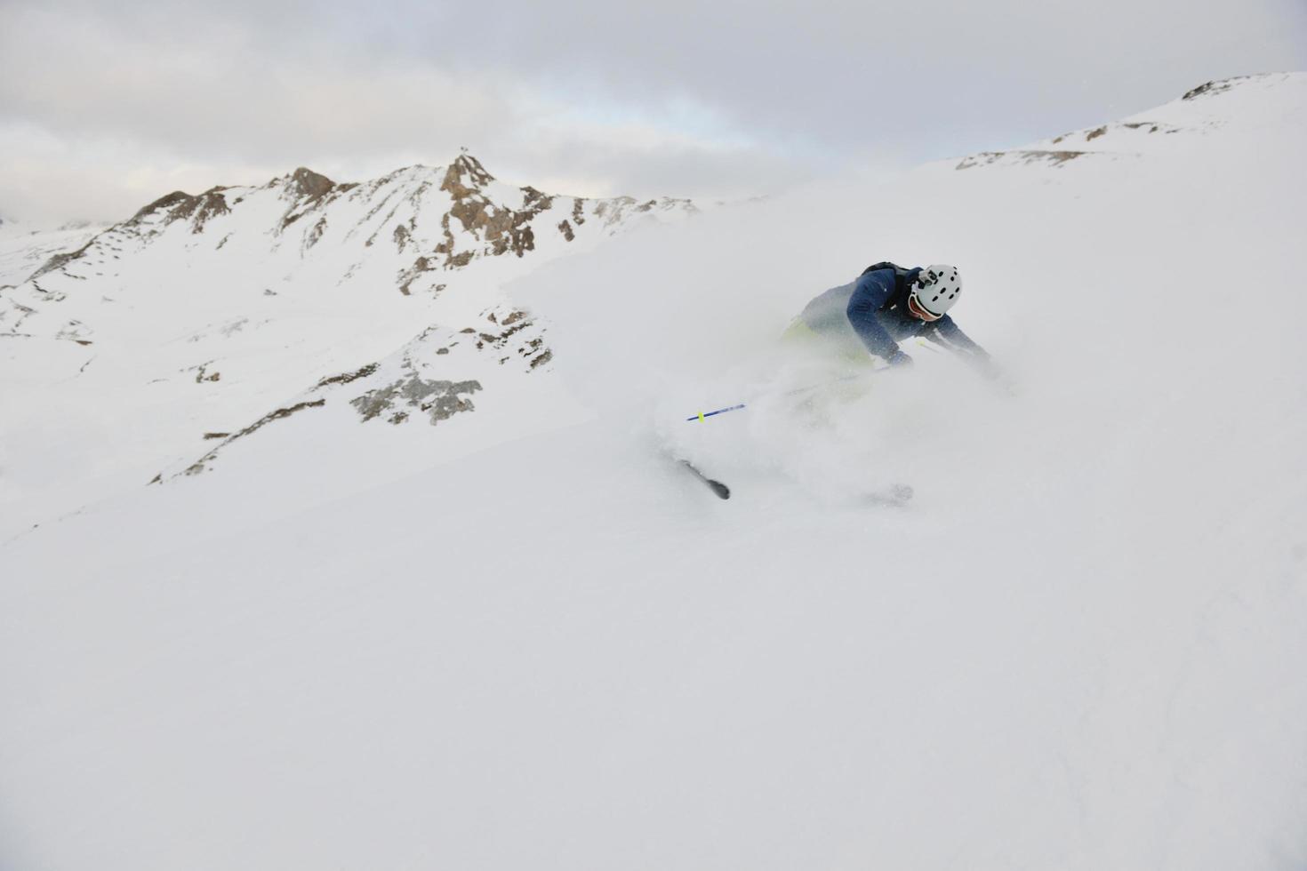 sciare sulla neve fresca nella stagione invernale in una bella giornata di sole foto