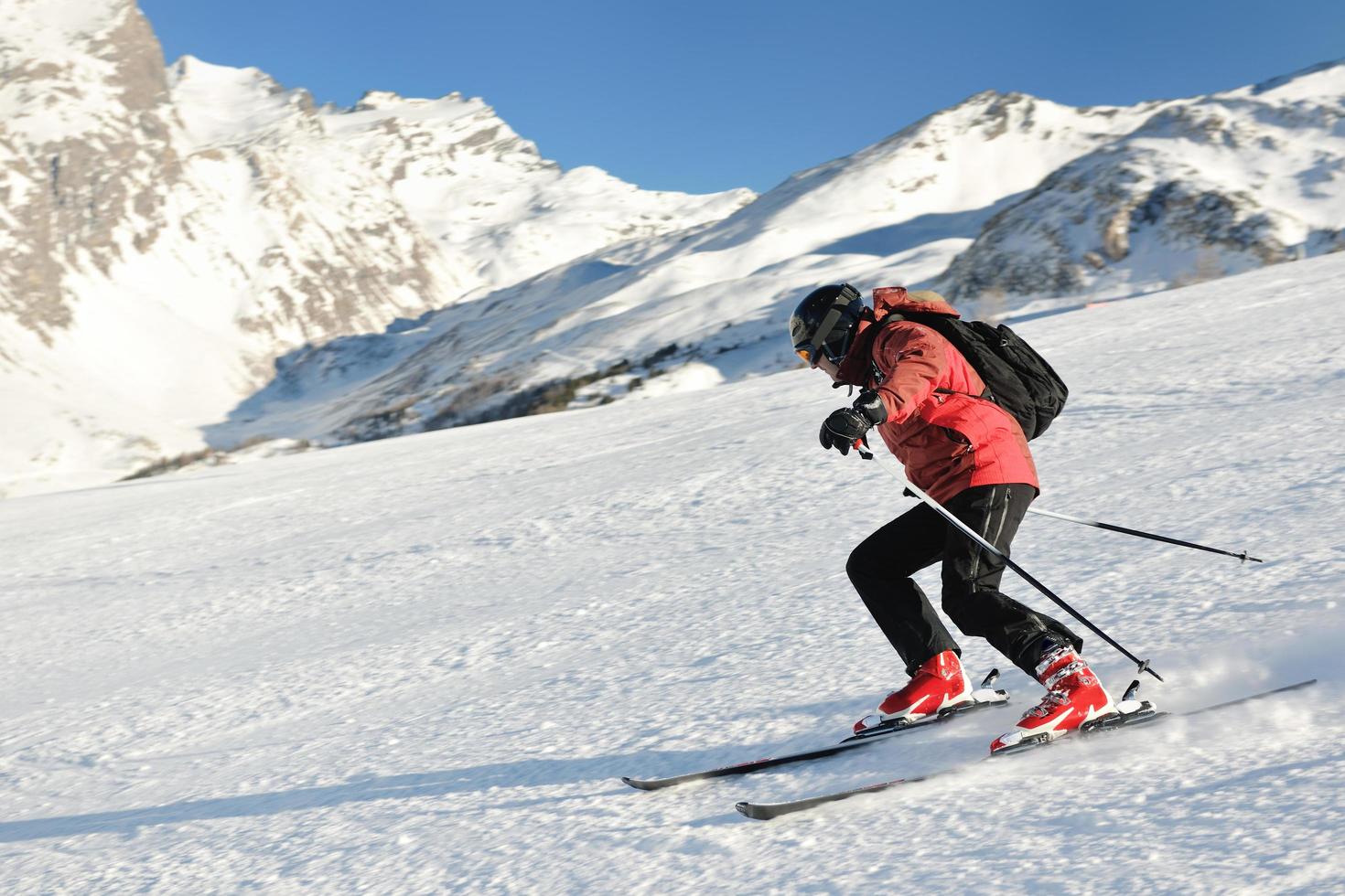 sciare sulla neve fresca nella stagione invernale in una bella giornata di sole foto