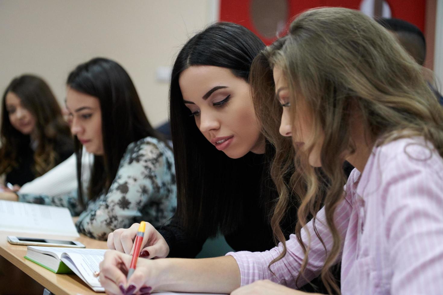 studenti gruppo nel anfiteatro foto