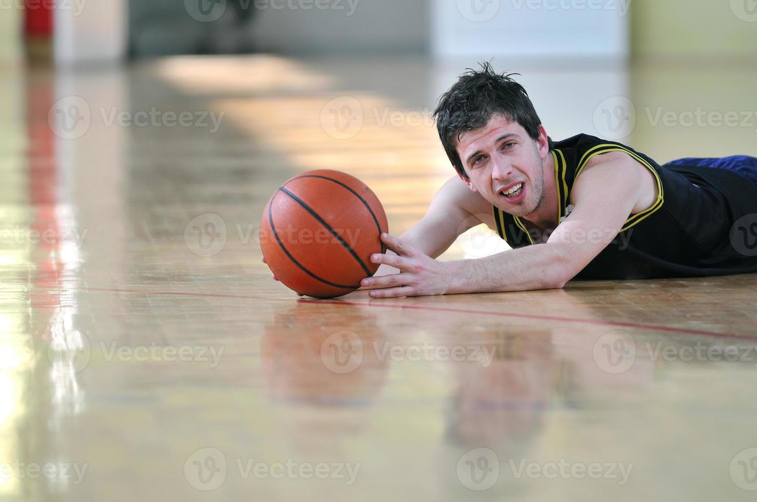 giocando pallacanestro Visualizza foto