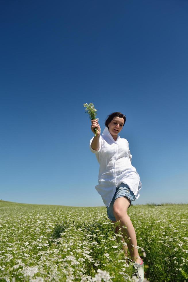 giovane donna felice in campo verde foto