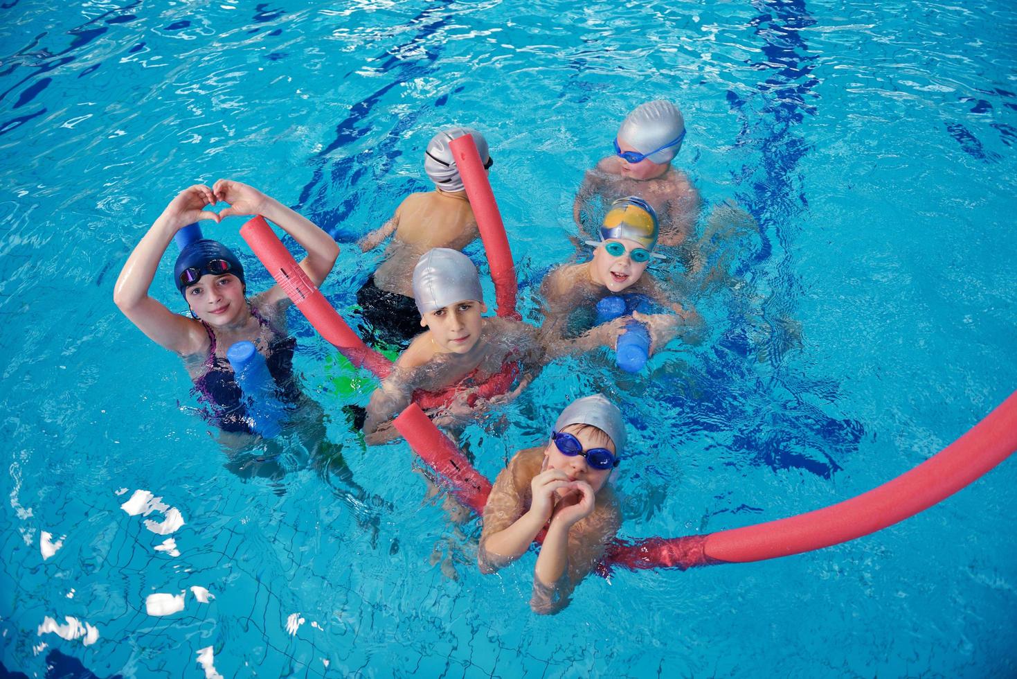 gruppo di bambini felici in piscina foto