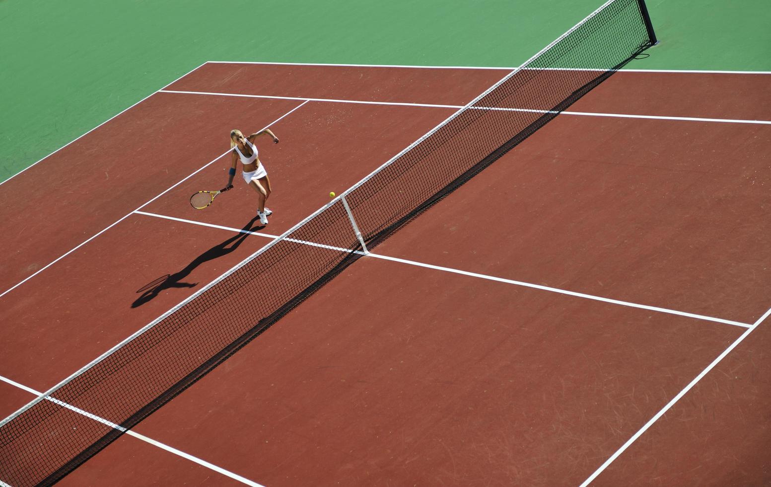 giovane donna giocare a tennis foto