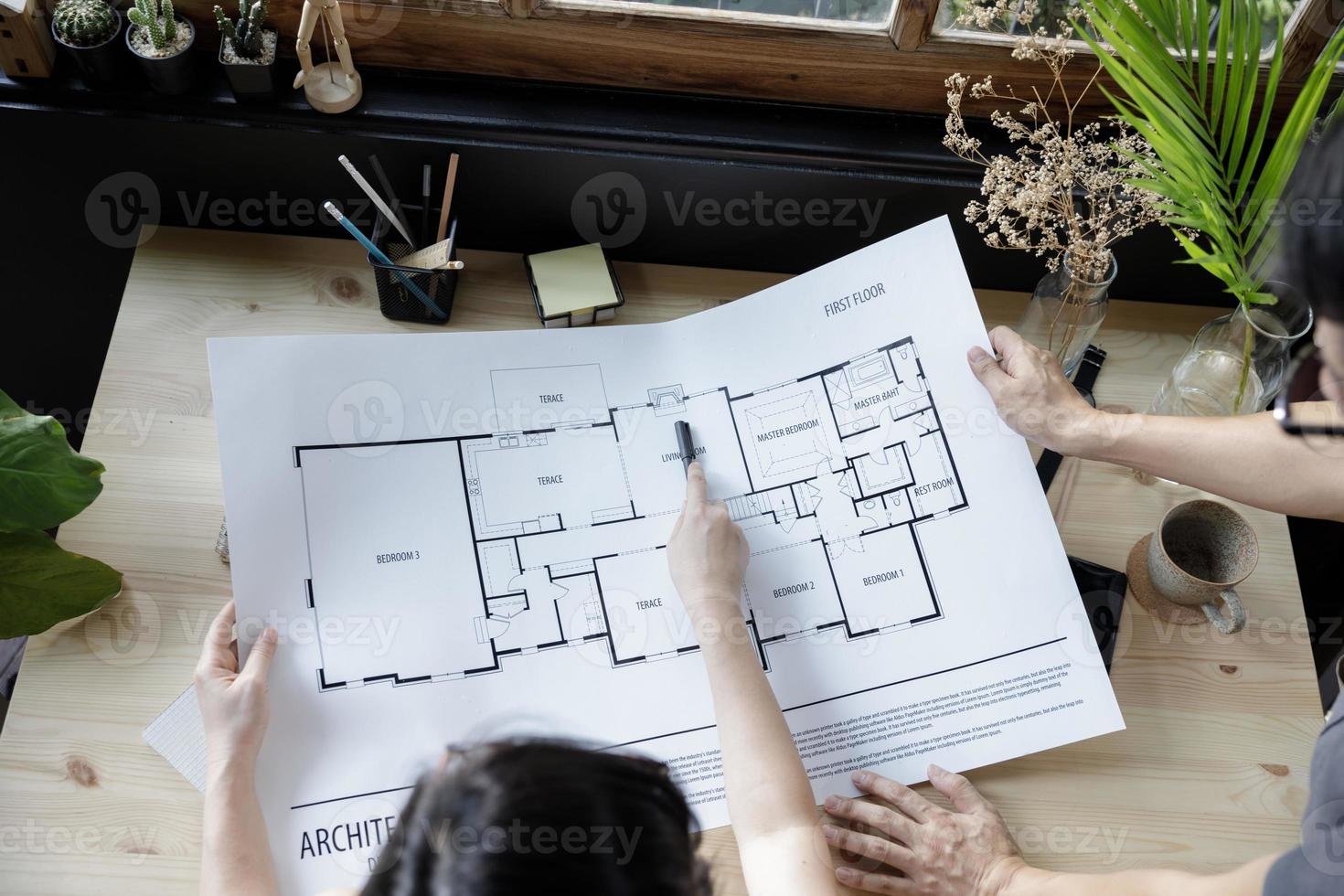 giovane uomo d'affari e donna d'affari architettura libero professionista Lavorando a partire dal casa stile di vita nel moderno casa ufficio, quarantena solitudine durante il coronavirus covid-19 Salute crisi foto