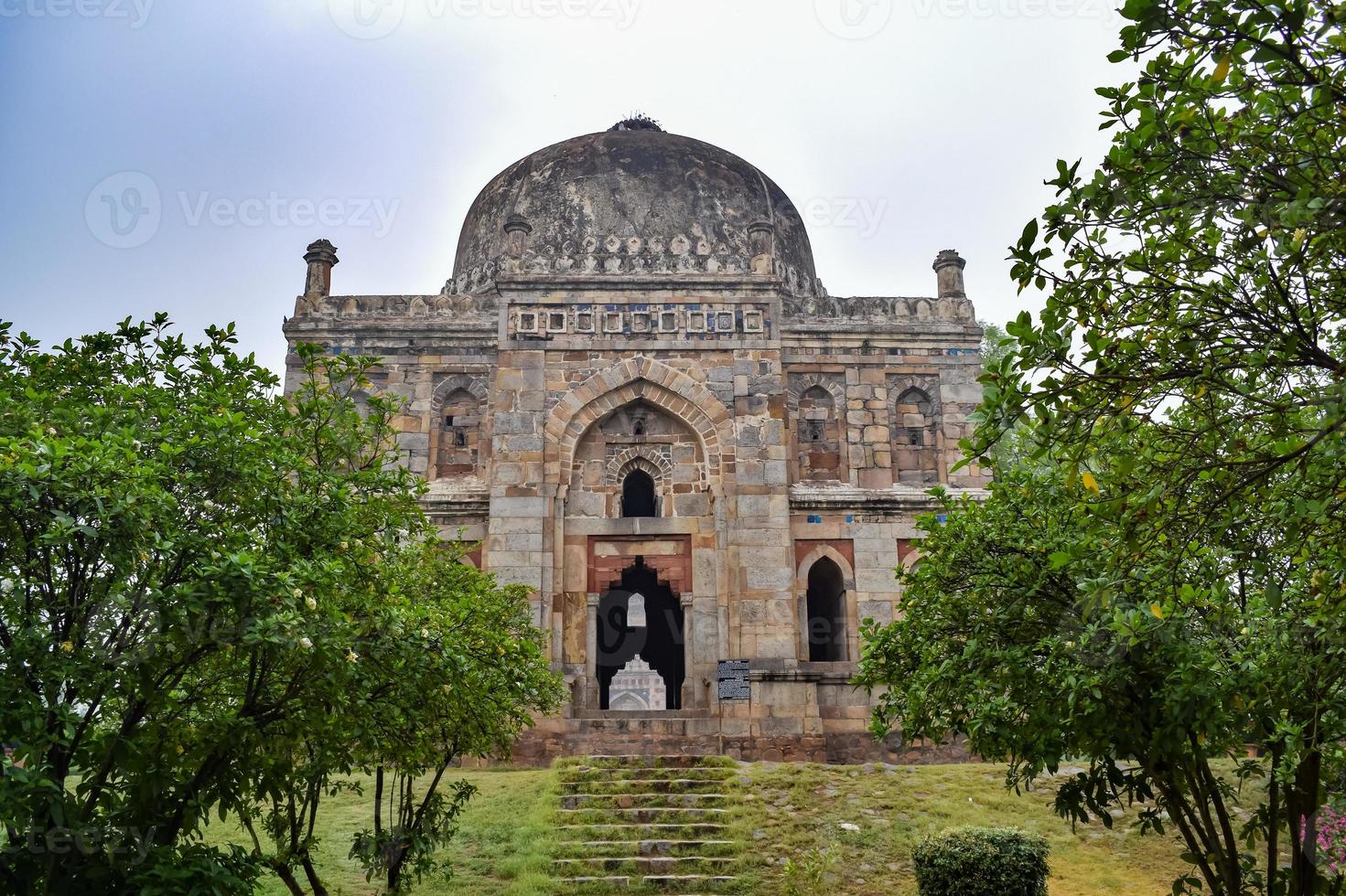 architettura mughal all'interno dei giardini di lodhi, delhi, india, si dice che la moschea del venerdì per la preghiera del venerdì, la moschea a tre cupole nel giardino di lodhi, sia la moschea del venerdì per la preghiera del venerdì, tomba del giardino di lodhi foto