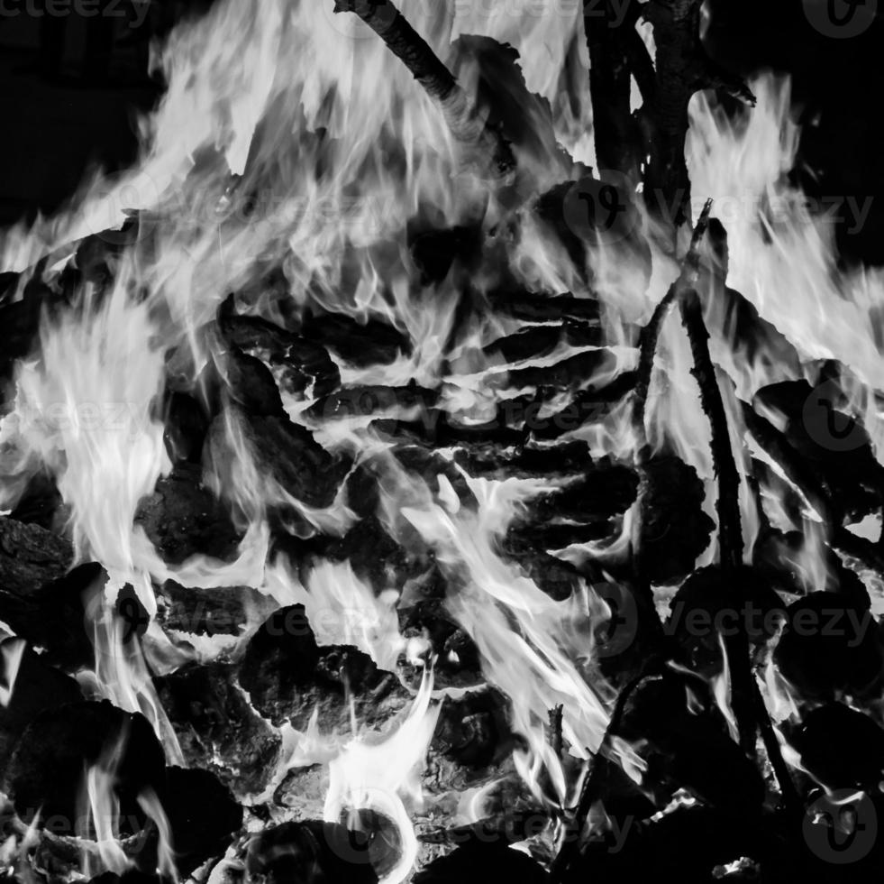 fuoco fiamme su nero sfondo, fiammata fuoco fiamma struttura sfondo, splendidamente, il fuoco è bruciando, fuoco fiamme con legna e mucca letame falò nero e bianca foto