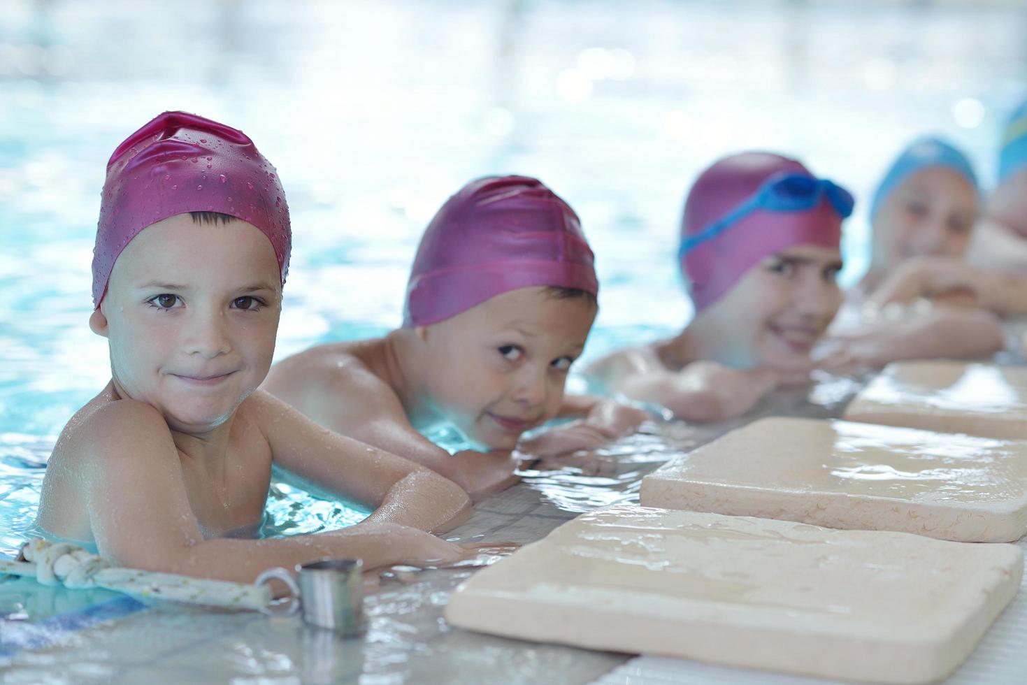 gruppo di bambini felici in piscina foto