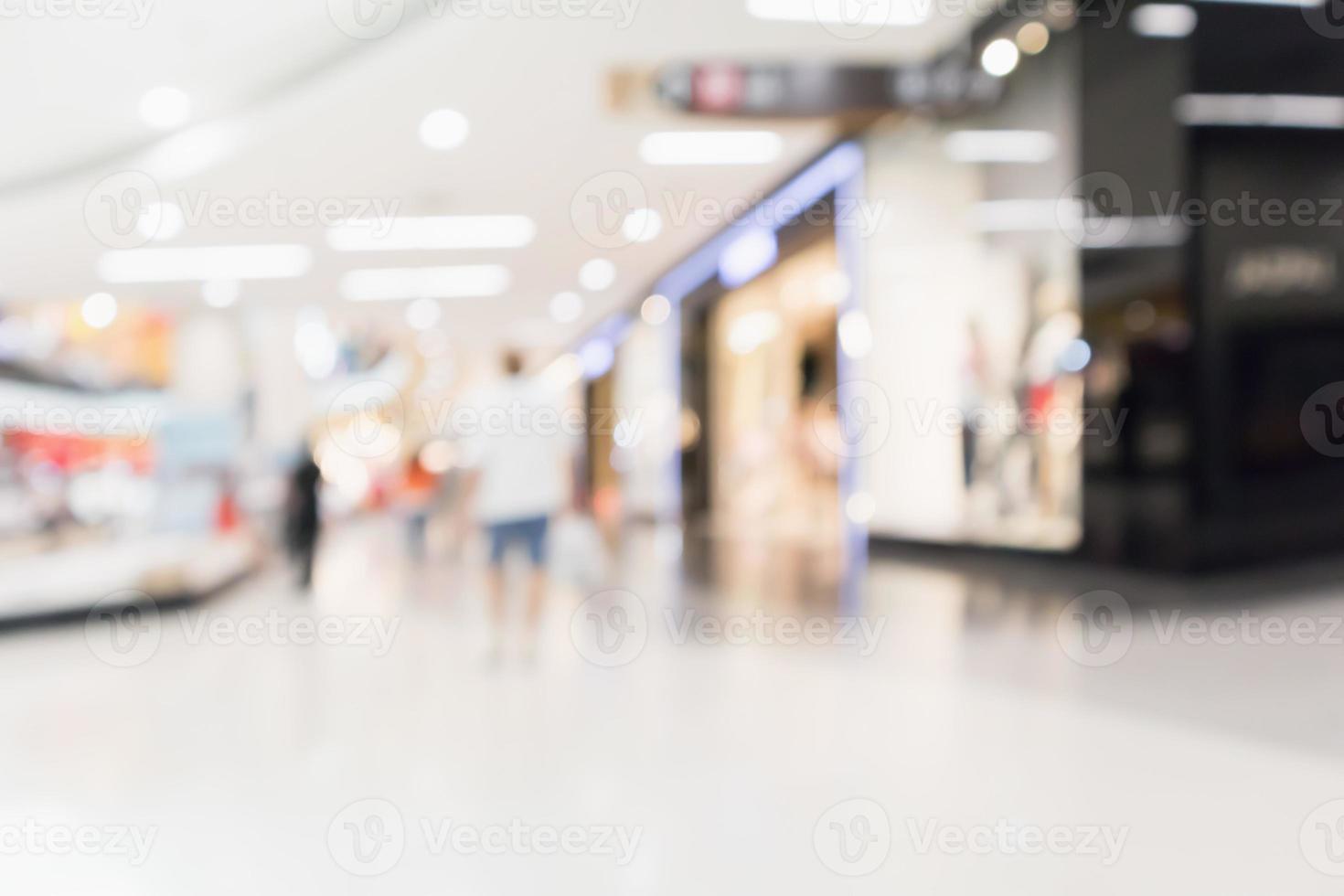 sfocatura astratta persone nel moderno centro commerciale interno sfondo sfocato foto