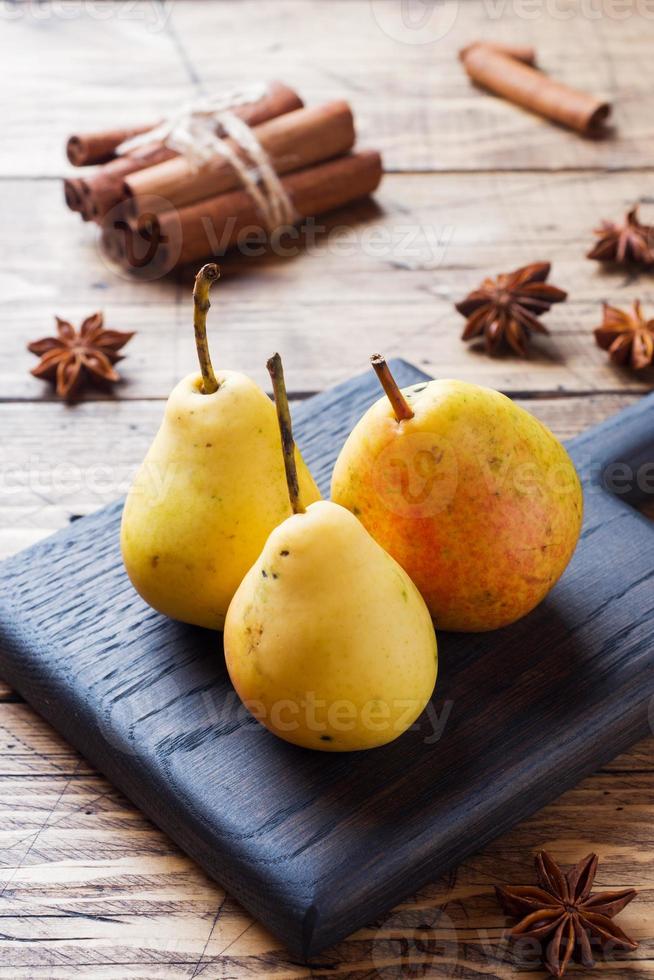 maturo giallo pere su di legno sfondo con copia spazio. foto