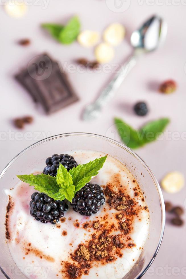 latte dolce con frutti di bosco nel alto occhiali. selettivo messa a fuoco. foto