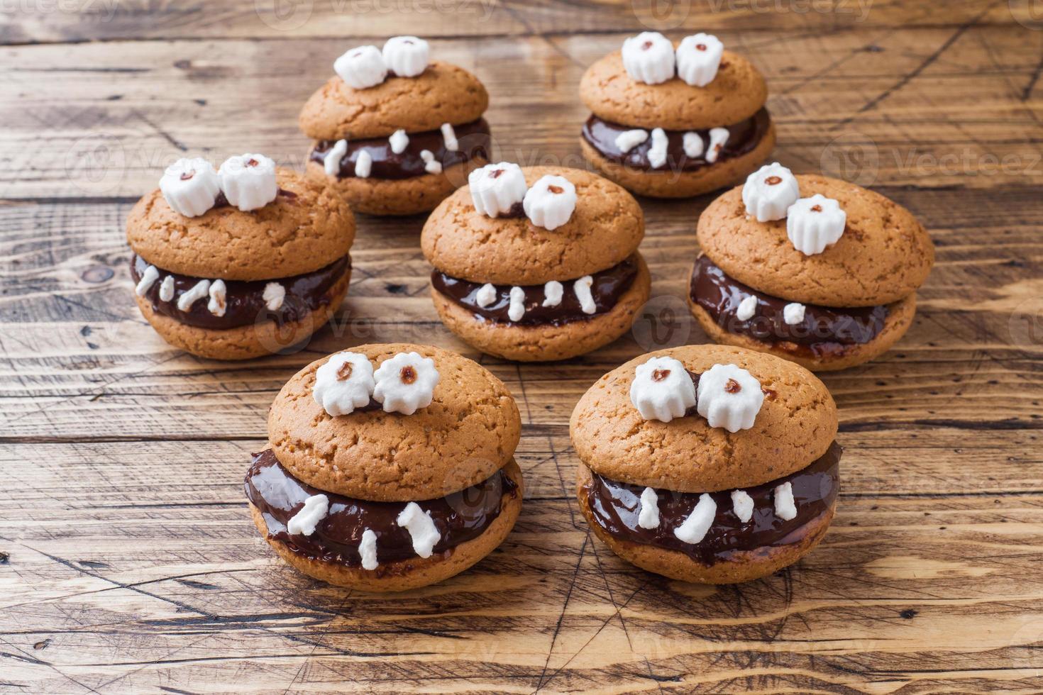 biscotti con cioccolato incolla nel il modulo di mostri per Halloween foto
