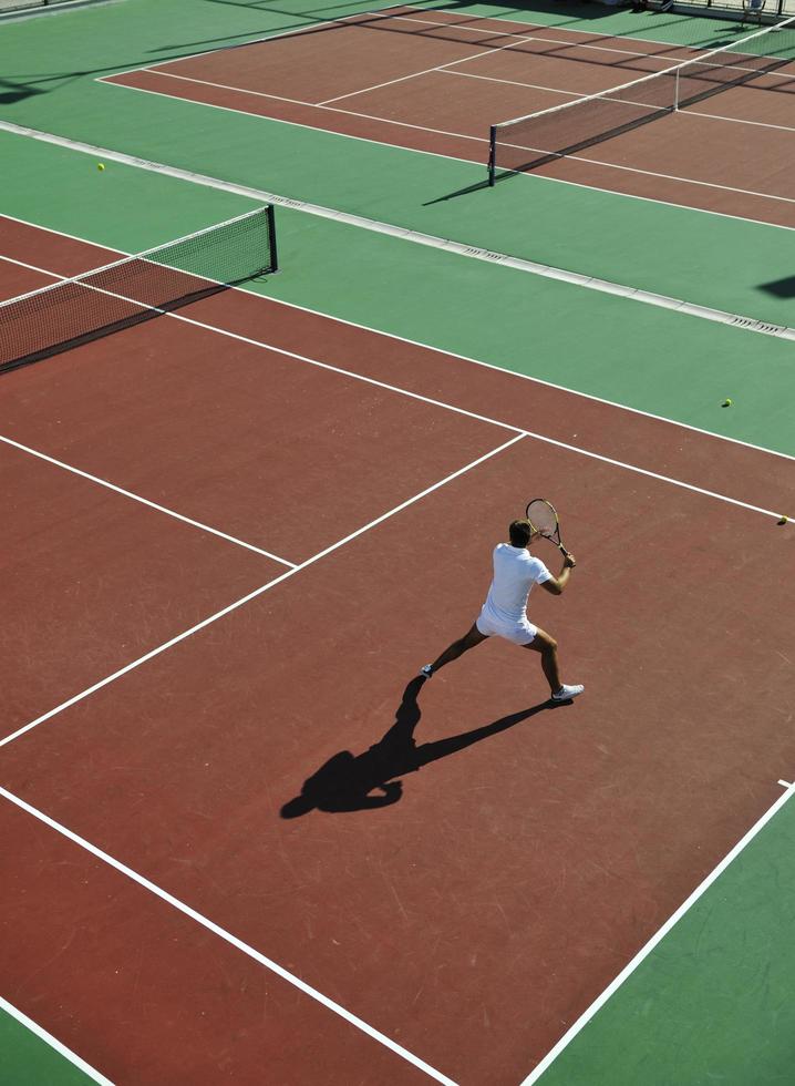 giovane donna giocare a tennis foto