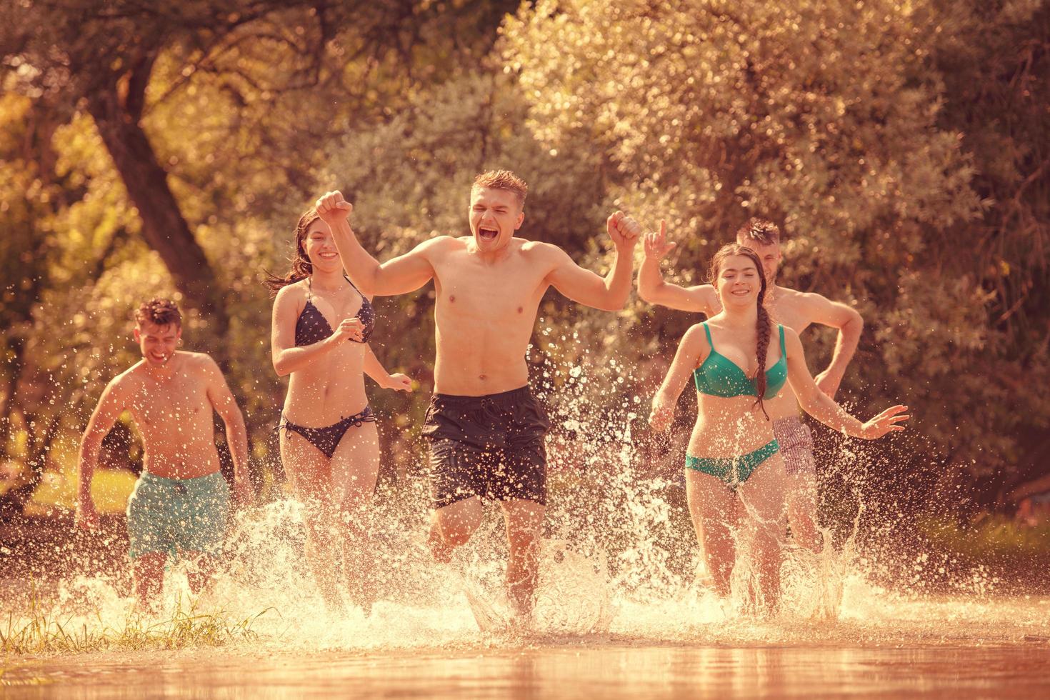 estate gioia amici avendo divertimento su fiume foto