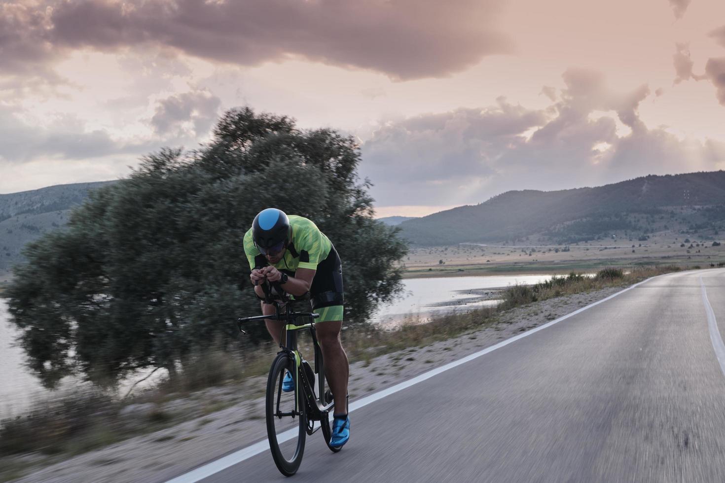 bici da corsa per atleta di triathlon foto