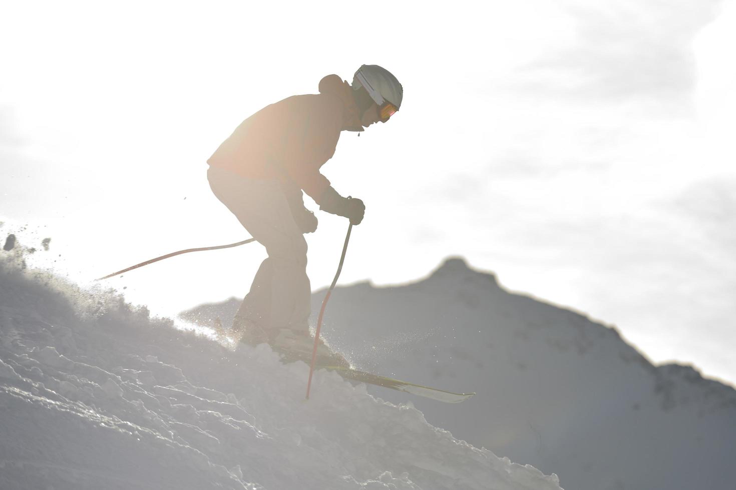 sciare ora nella stagione invernale foto