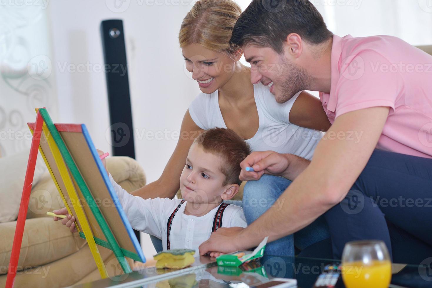 famiglia disegno su scuola tavola a casa foto