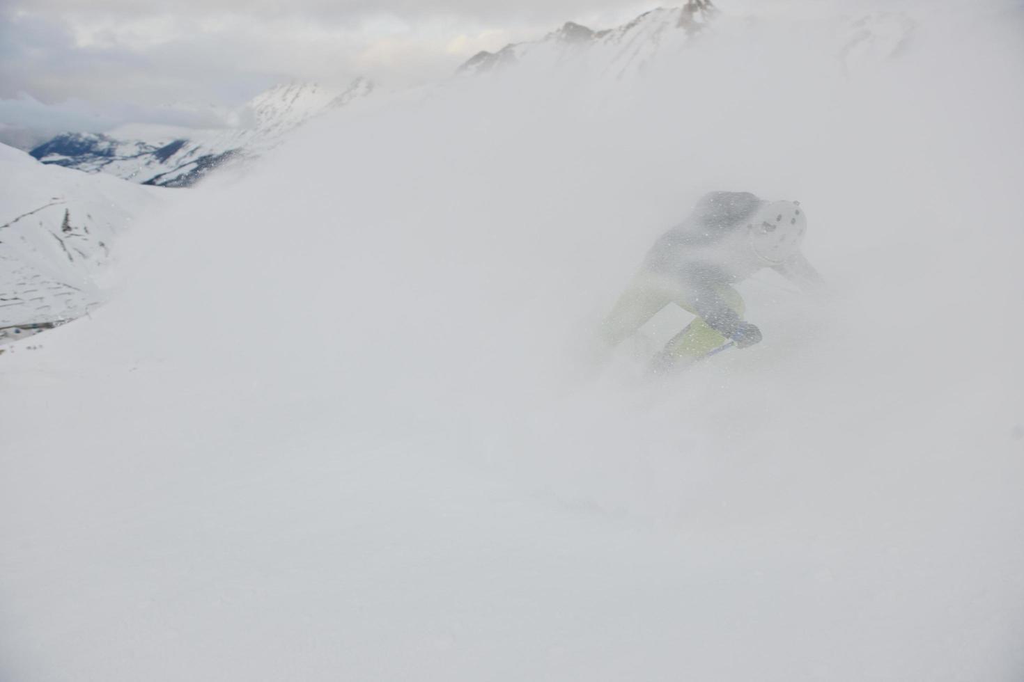 sciare sulla neve fresca nella stagione invernale in una bella giornata di sole foto