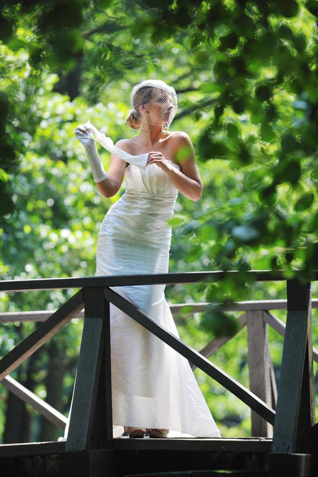 bella sposa all'aperto foto