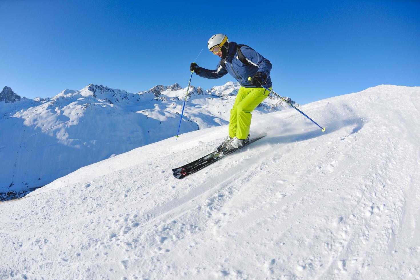 sciare sulla neve fresca nella stagione invernale in una bella giornata di sole foto