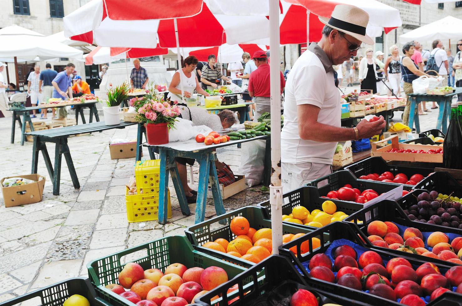 Bulgaria, 2022 - turista a mercato foto