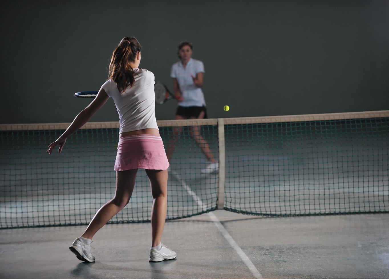 giocando tennis in casa foto