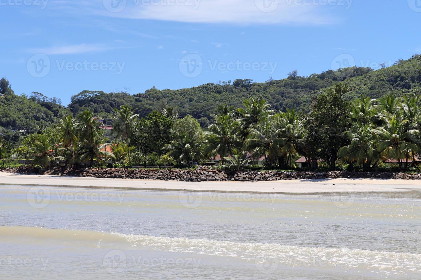 soleggiato giorno spiaggia Visualizza su il Paradiso isole Seychelles foto