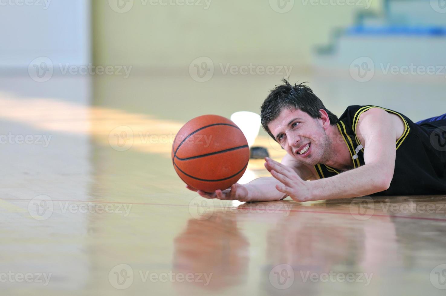 giocando pallacanestro Visualizza foto