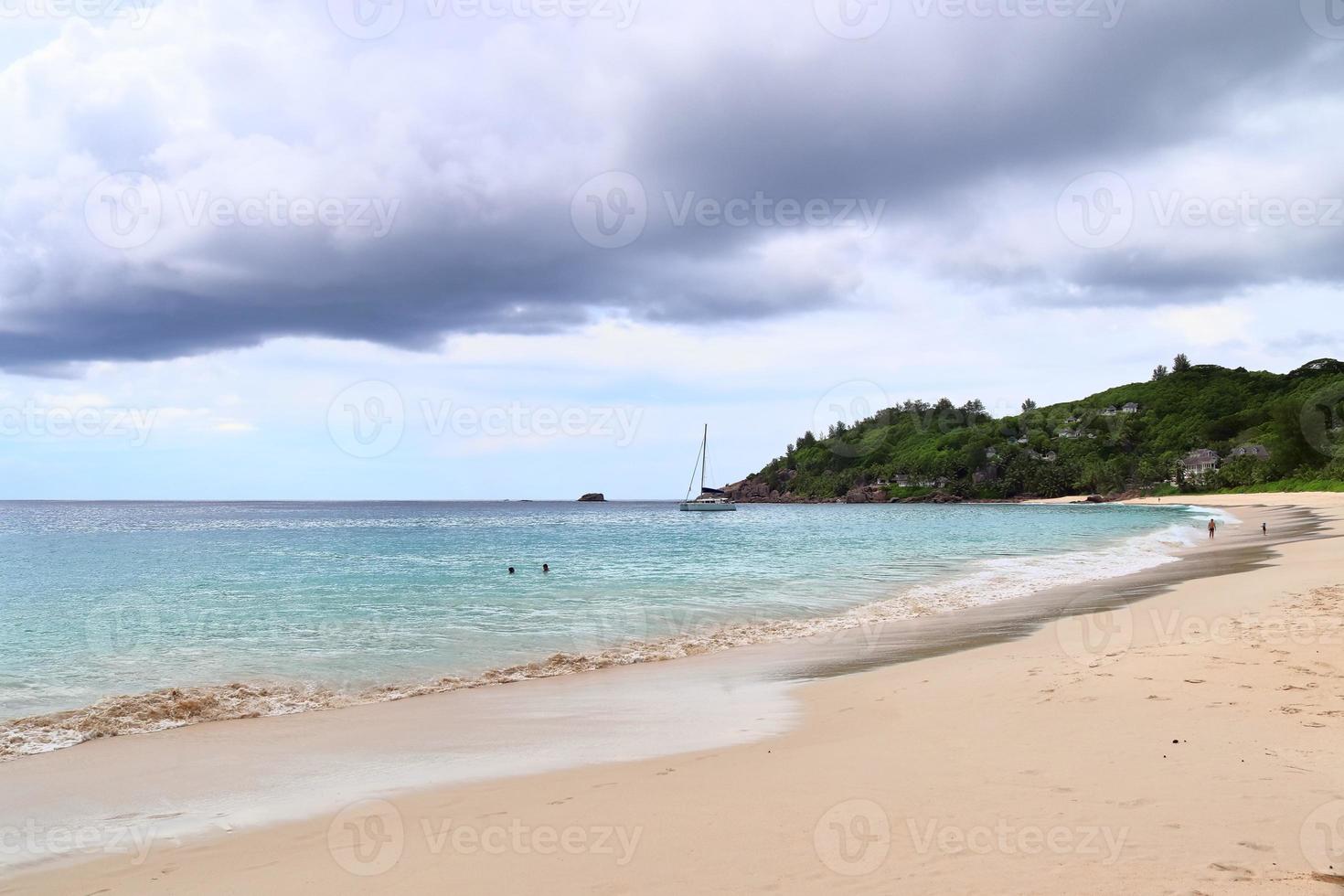 soleggiato giorno spiaggia Visualizza su il Paradiso isole Seychelles foto