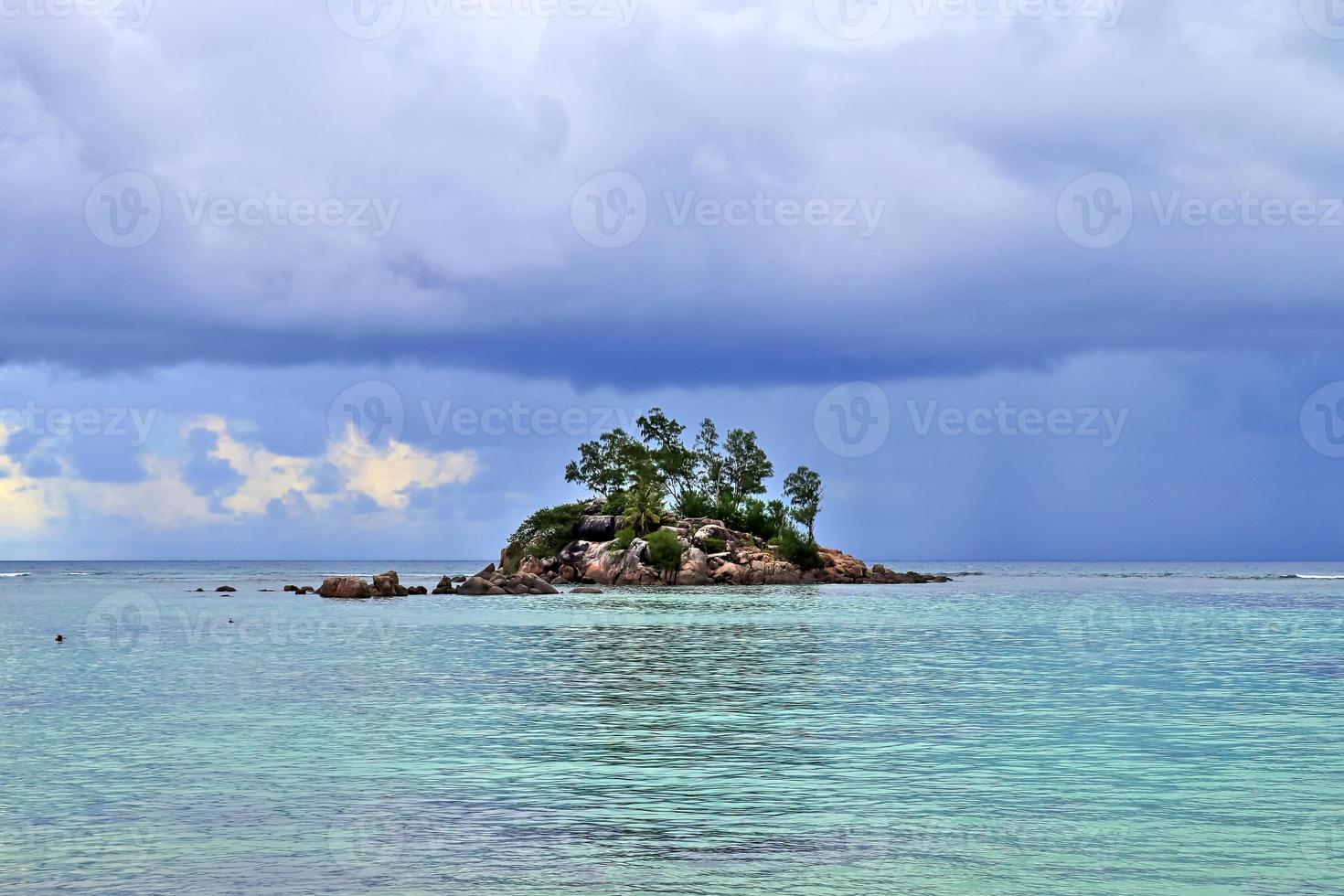 soleggiato giorno spiaggia Visualizza su il Paradiso isole Seychelles foto