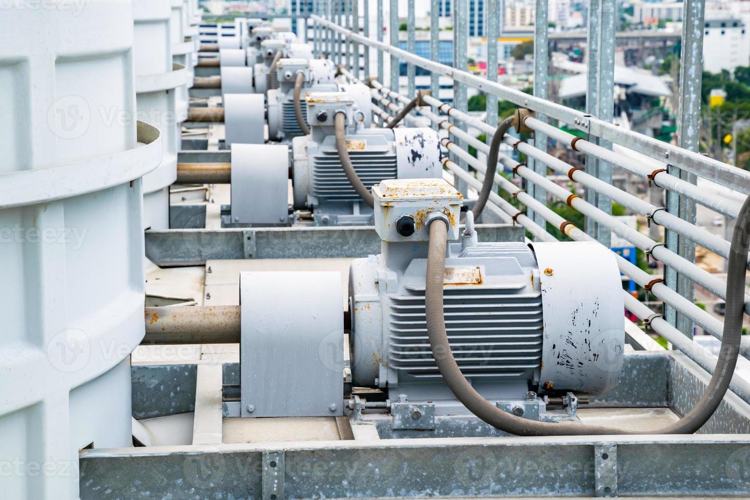 elettrico il motore industria nel raffreddamento Torre sistema e installare su tetto di edificio per refrigeratore sistema. foto