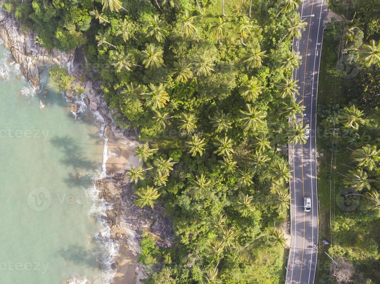 strada e mare a tropicale isola aereo Visualizza foto