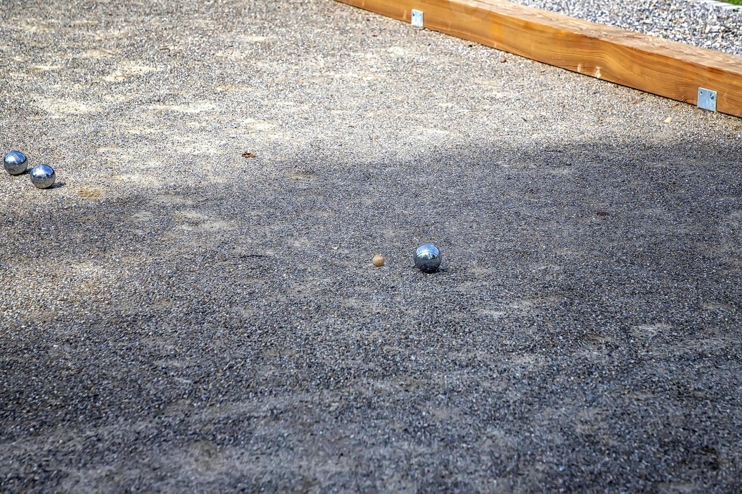 bocce palle nel il giocando campo, palla di bocce è ferro per un' gettare a rilassante tempo foto