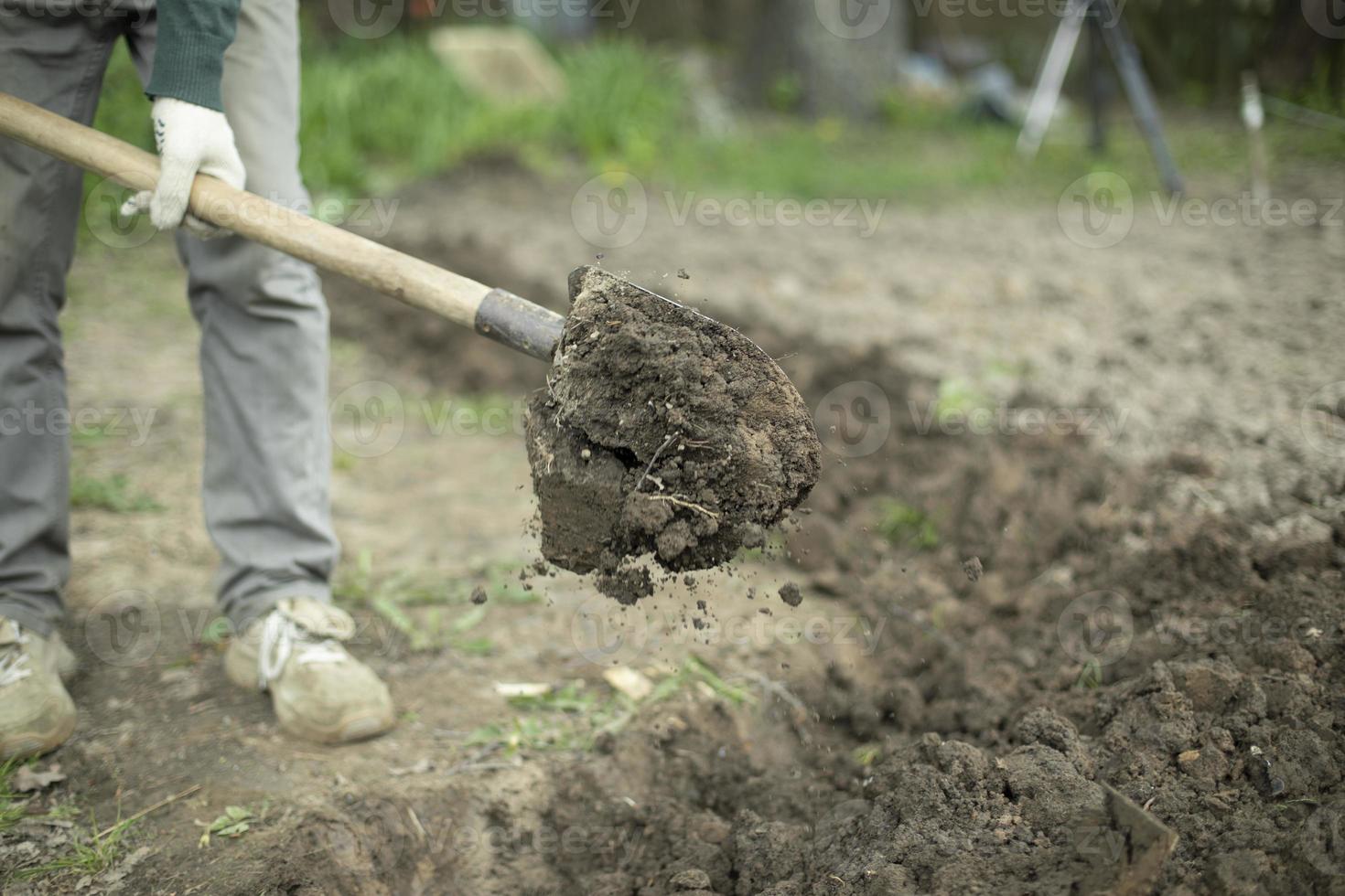 tipo è scavando terra. uomo con pala. dettagli di rurale vita. foto