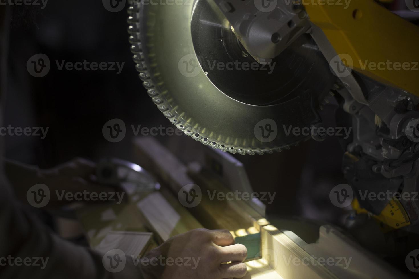 segare tavola con grande disco. dettagli di Lavorando con attrezzo su Di legno. foto