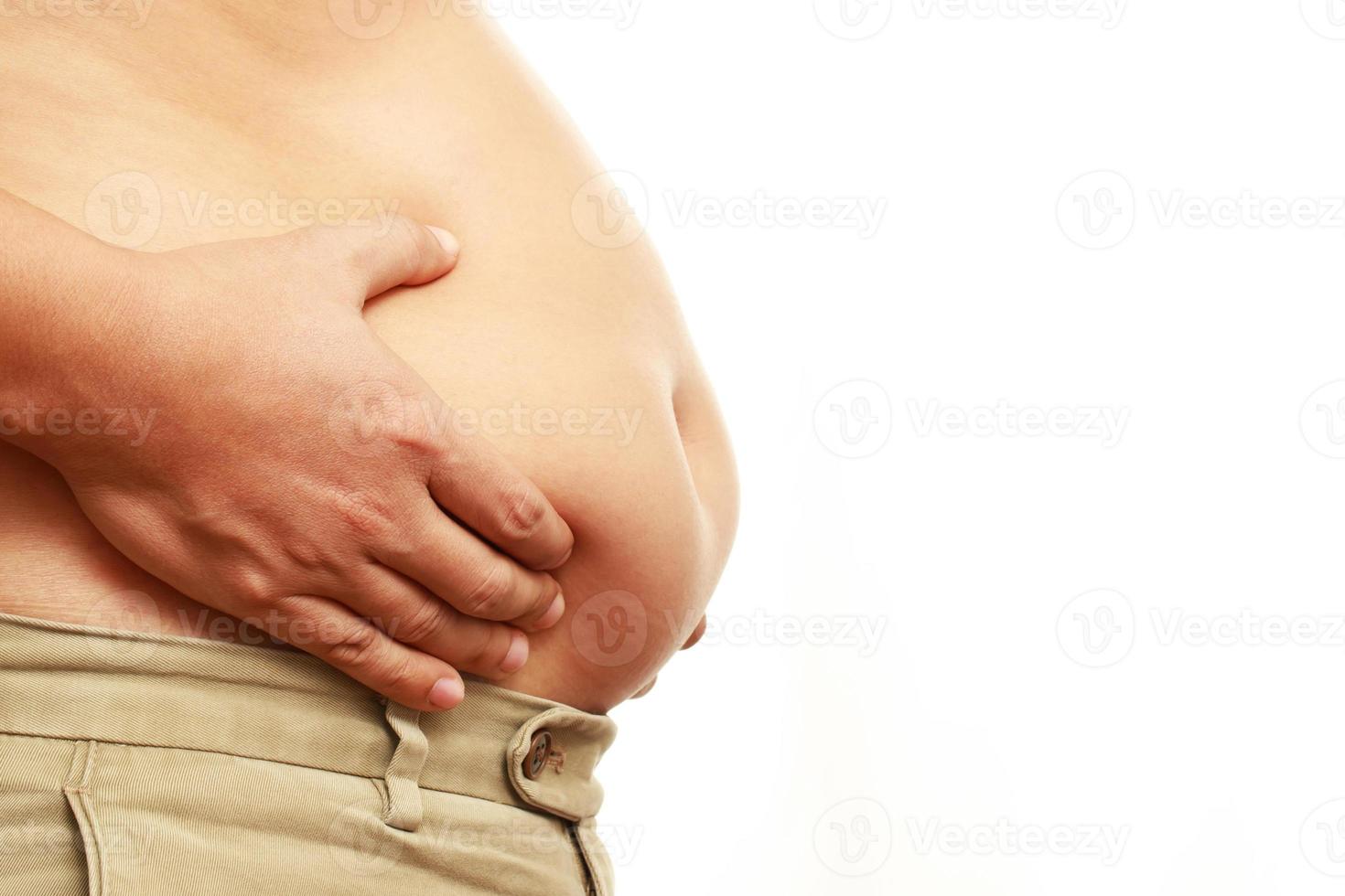 Grasso maturo uomo dai un'occhiata su corpo sovrappeso addome il suo pancia per bianca o obesità sfondo. peso perdita concetto. foto