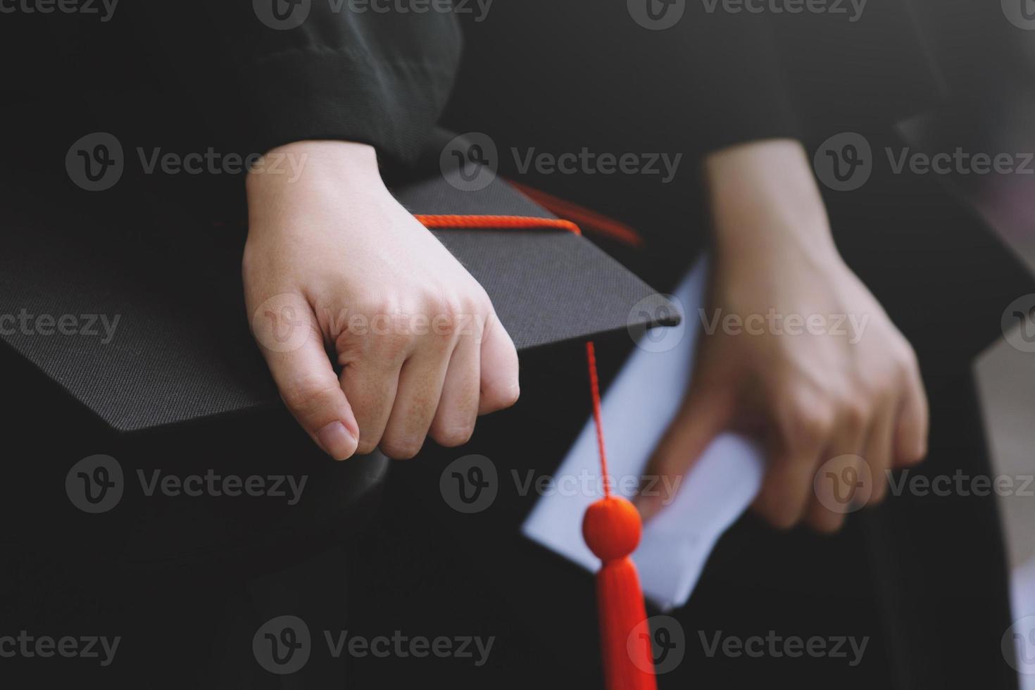 alunno hold cappello nel mano durante avvio successo laureati di il università, concetto formazione scolastica congratulazioni. la laurea cerimonia. morbido messa a fuoco foto