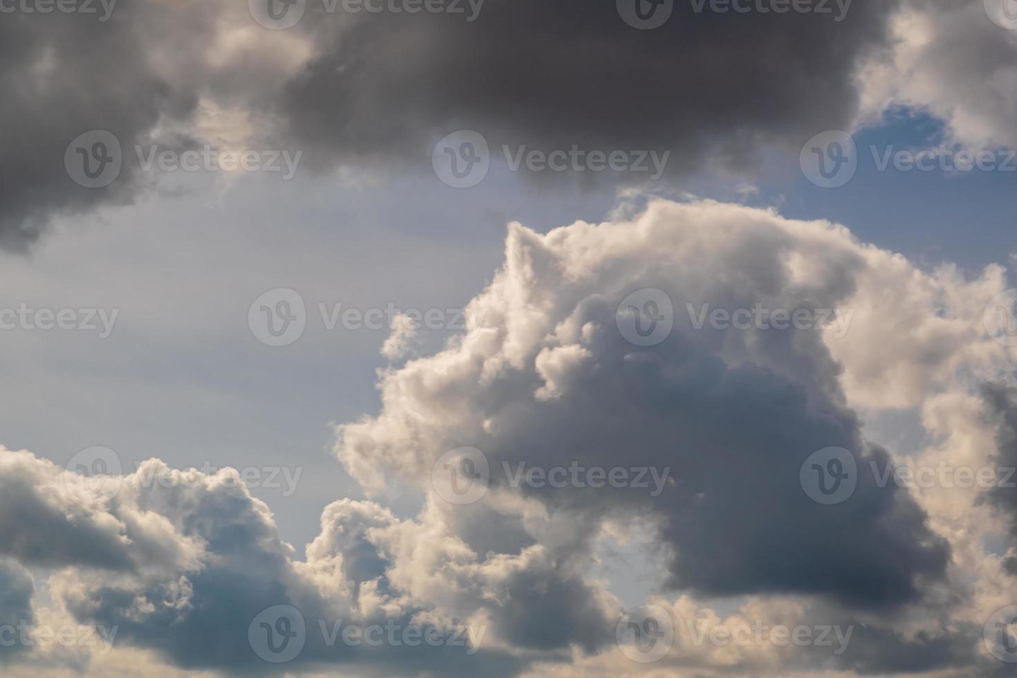 blu cielo panorama Maggio uso per cielo sostituzione. blu cielo sfondo con bianca a strisce nuvole nel Paradiso e infinito. foto