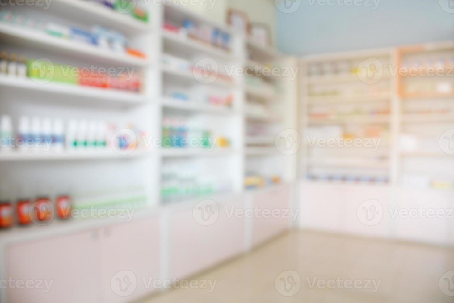 scaffali della farmacia pieni di farmaci sfocano lo sfondo foto