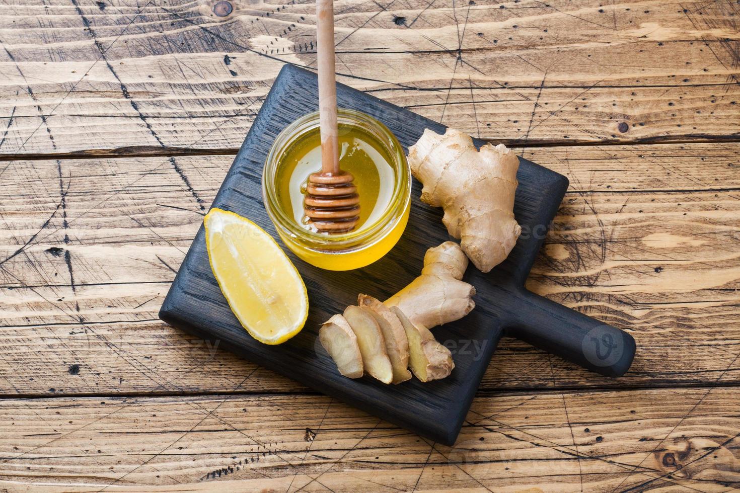 Limone miele e Zenzero radice su di legno sfondo con copia spazio. ingredienti per un' Tonico vitamina bere. foto