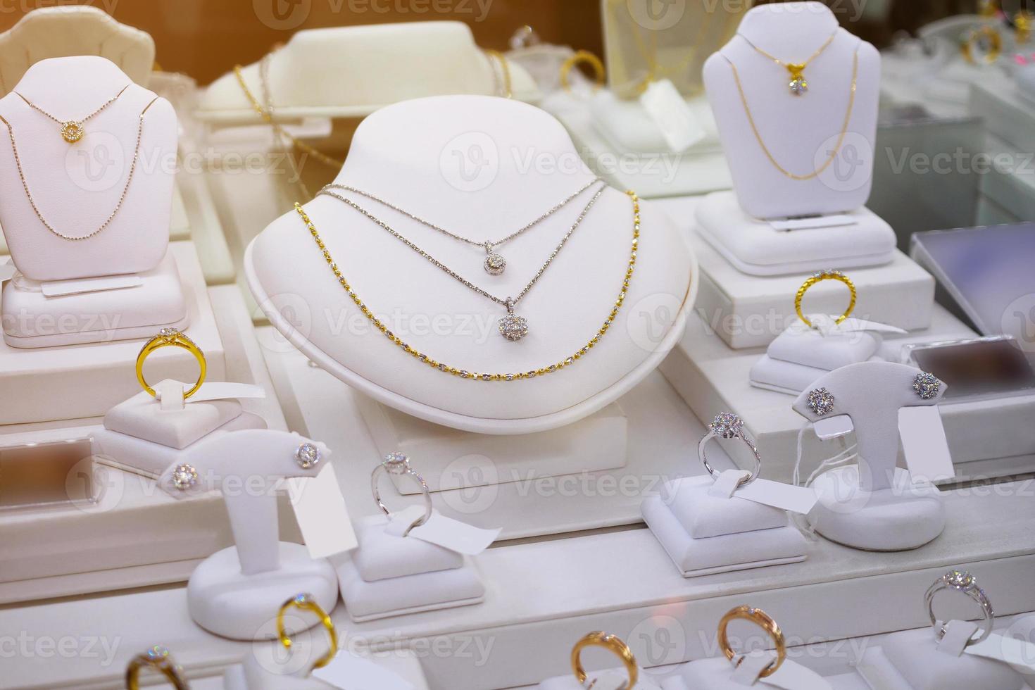 gioielleria diamante con anelli e collane vetrina di un negozio al dettaglio di lusso foto