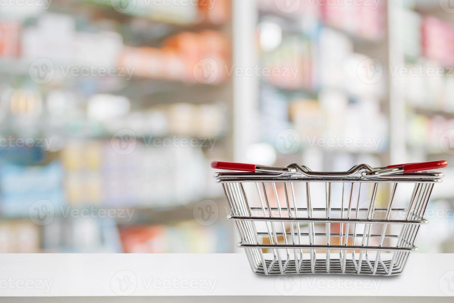 carrello vuoto sul banco della farmacia della farmacia con scaffali sfocati di medicinali e integratori vitaminici sfondo foto