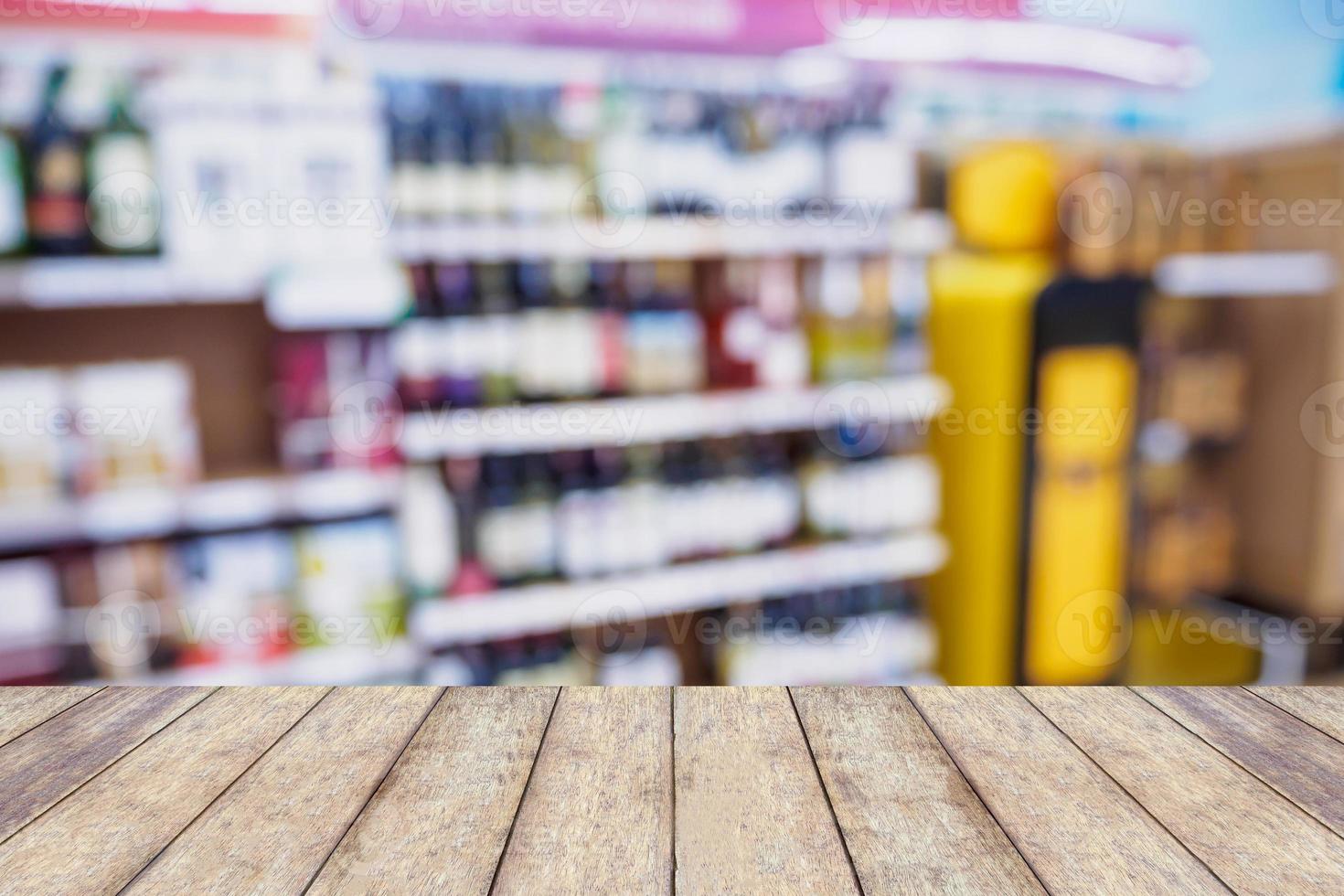 gli scaffali dei vini nel supermercato sfocano lo sfondo foto