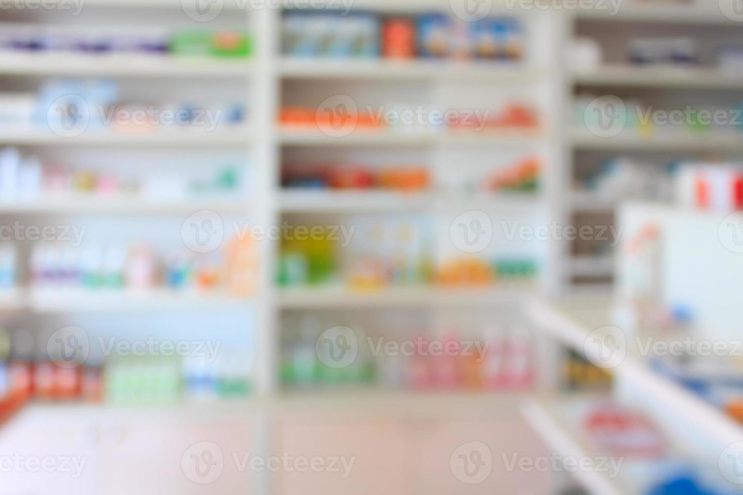 sfocatura scaffali di farmaci in farmacia foto