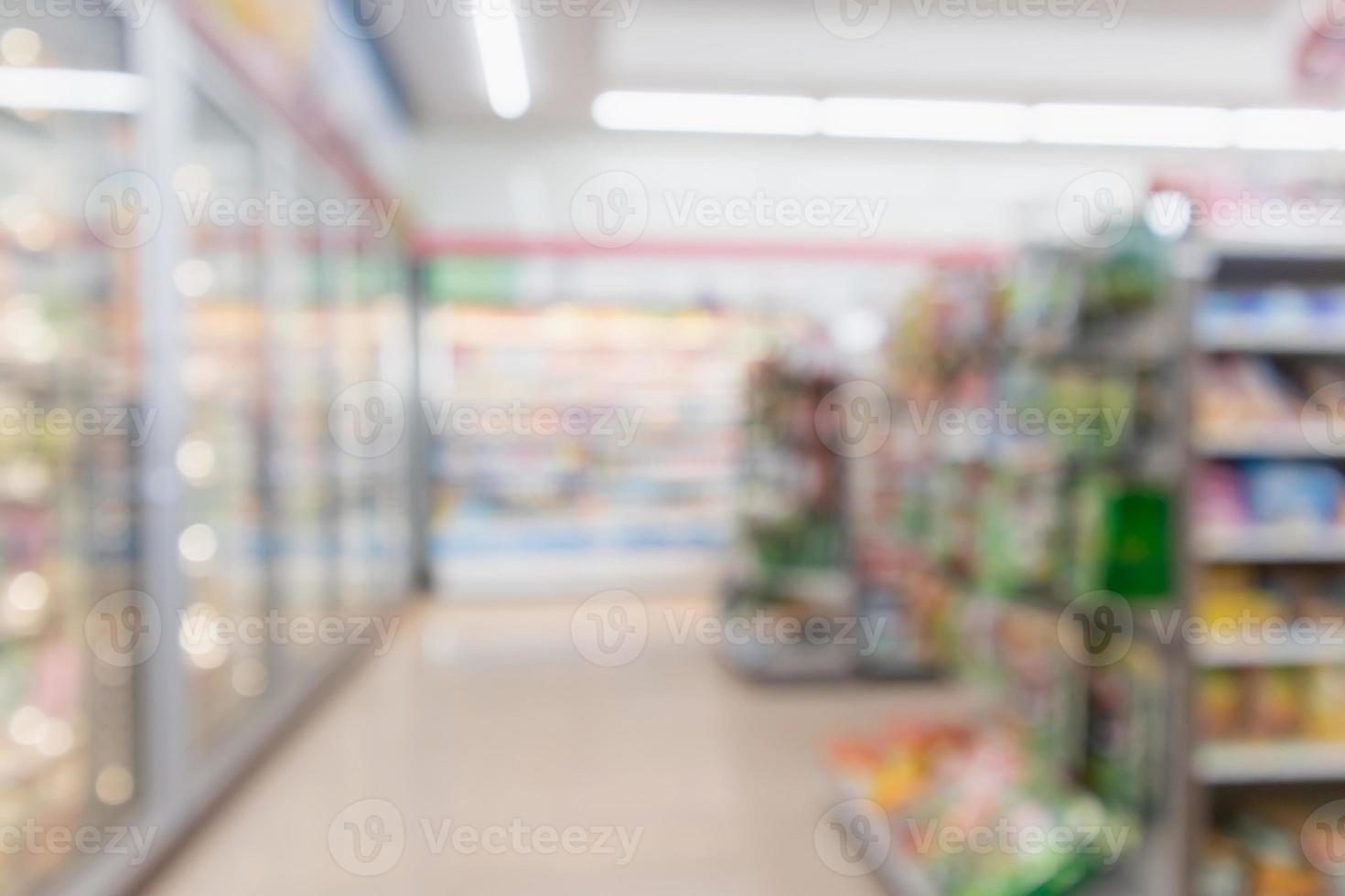 sfocatura astratta supermercato minimarket corridoio frigorifero e scaffali dei prodotti interni sfocati sfondo foto