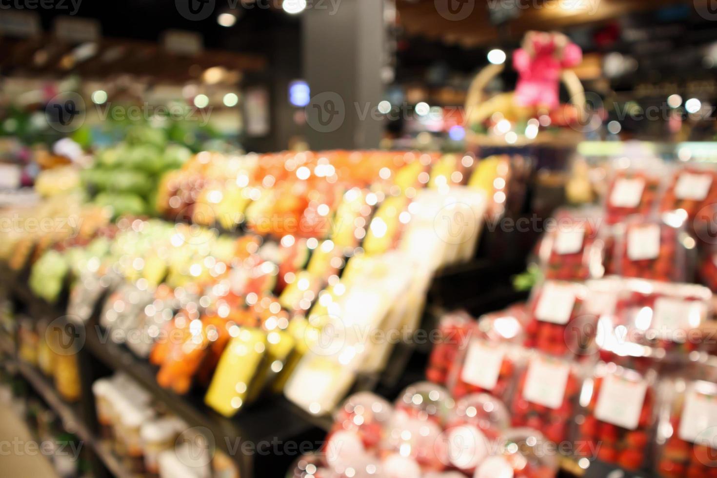 sfocatura astratta frutta e verdura fresca organica sugli scaffali di generi alimentari nel negozio di supermercati sfocato bokeh sfondo chiaro foto