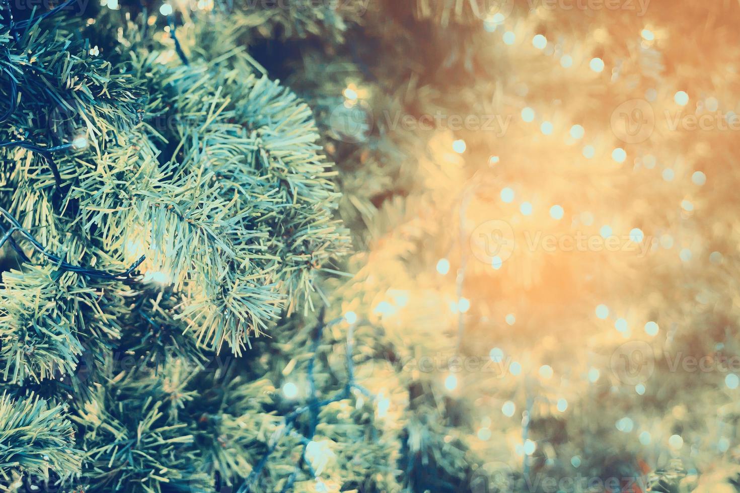 albero di natale con sfondo chiaro bokeh foto