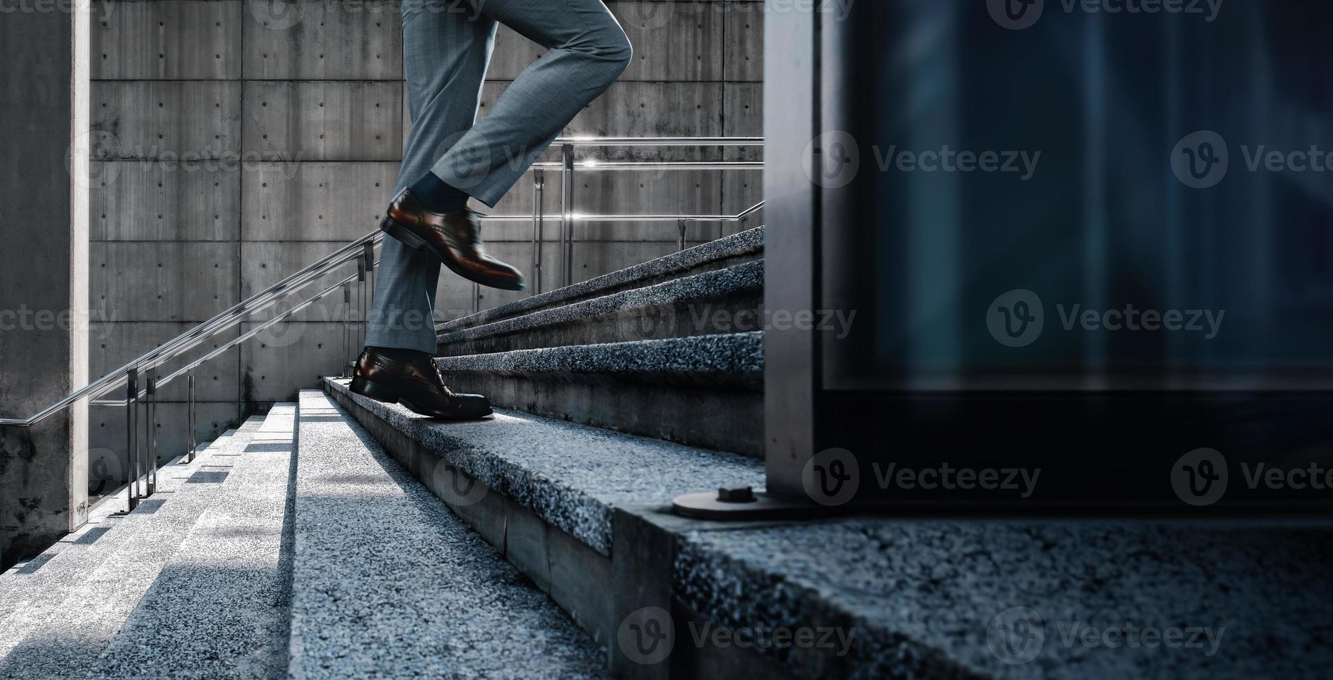 motivazione e stimolante concetto. passaggi inoltrare in un' successo. Basso sezione di uomo d'affari a piedi su su scala. città scena foto