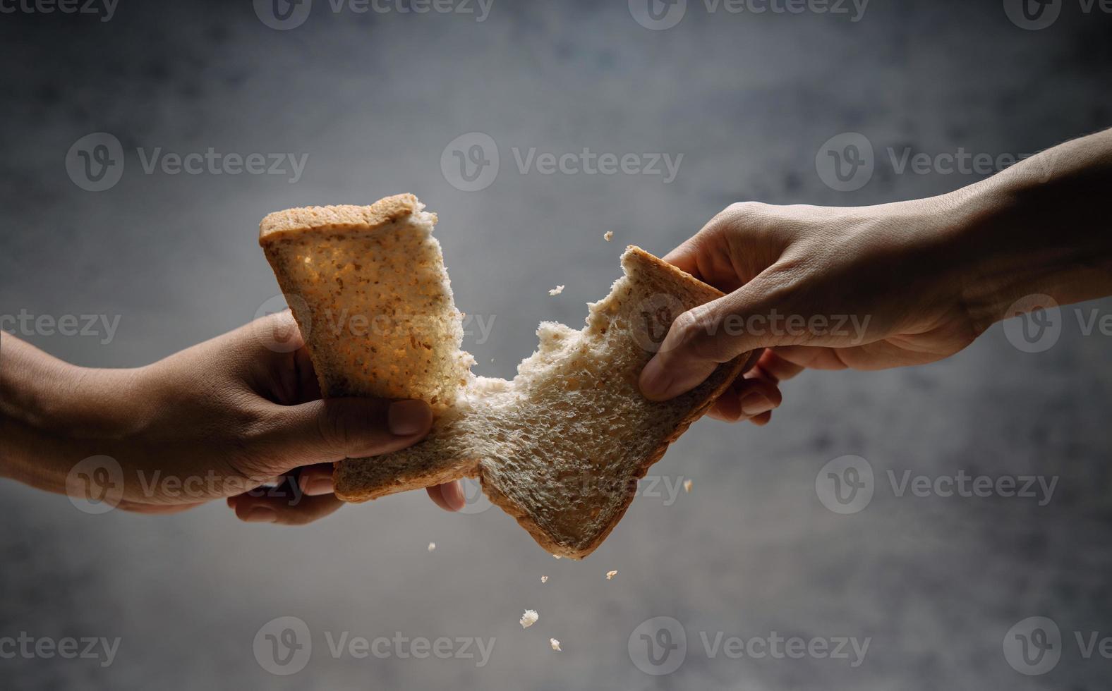 cibo carenza, mondo cibo crisi concetti. inflazione, carburante prezzo e ambientale impatto. globale problemi nel agricolo e clima modificare. Affamato persone combattente e strappo per un' pane foto